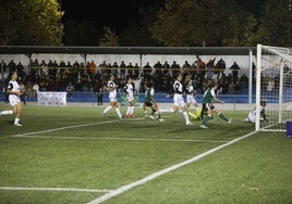 Acción del triunfo del Cacereño ante el Valencia en la tercera ronda de la Copa de la Reina.