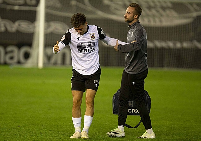 Álvaro Juan retirándose expulsado y casi lesionado en el choque frente al Alcoyano.