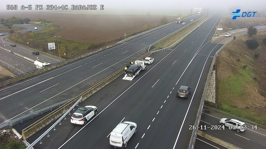 Una grúa se lleva el último de los vehículos implicados.