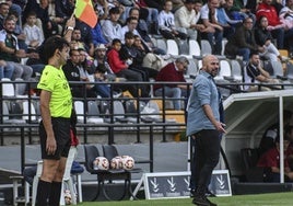 Luis Oliver Sierra protesta durante el partido del Badajoz ante el Extremadura en el Nuevo Vivero.