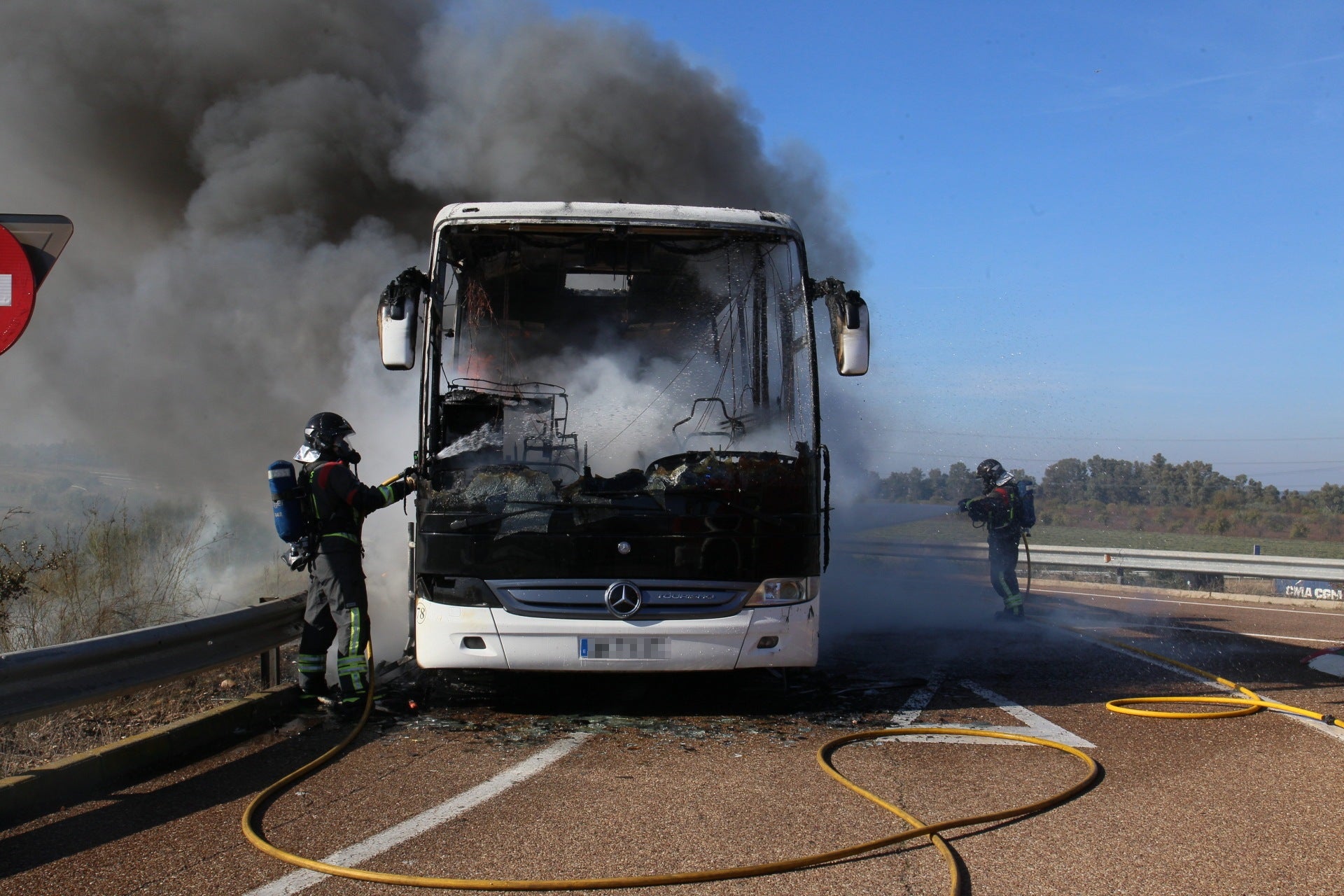 Así ha quedado el autobús que ha ardido en la A-5 cerca de Mérida