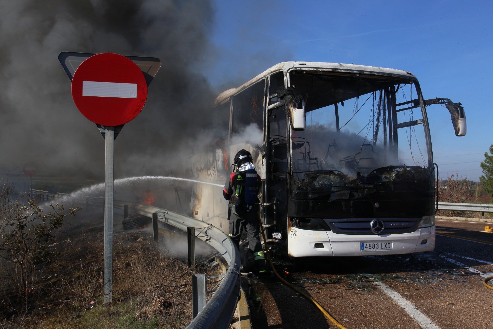 Así ha quedado el autobús que ha ardido en la A-5 cerca de Mérida