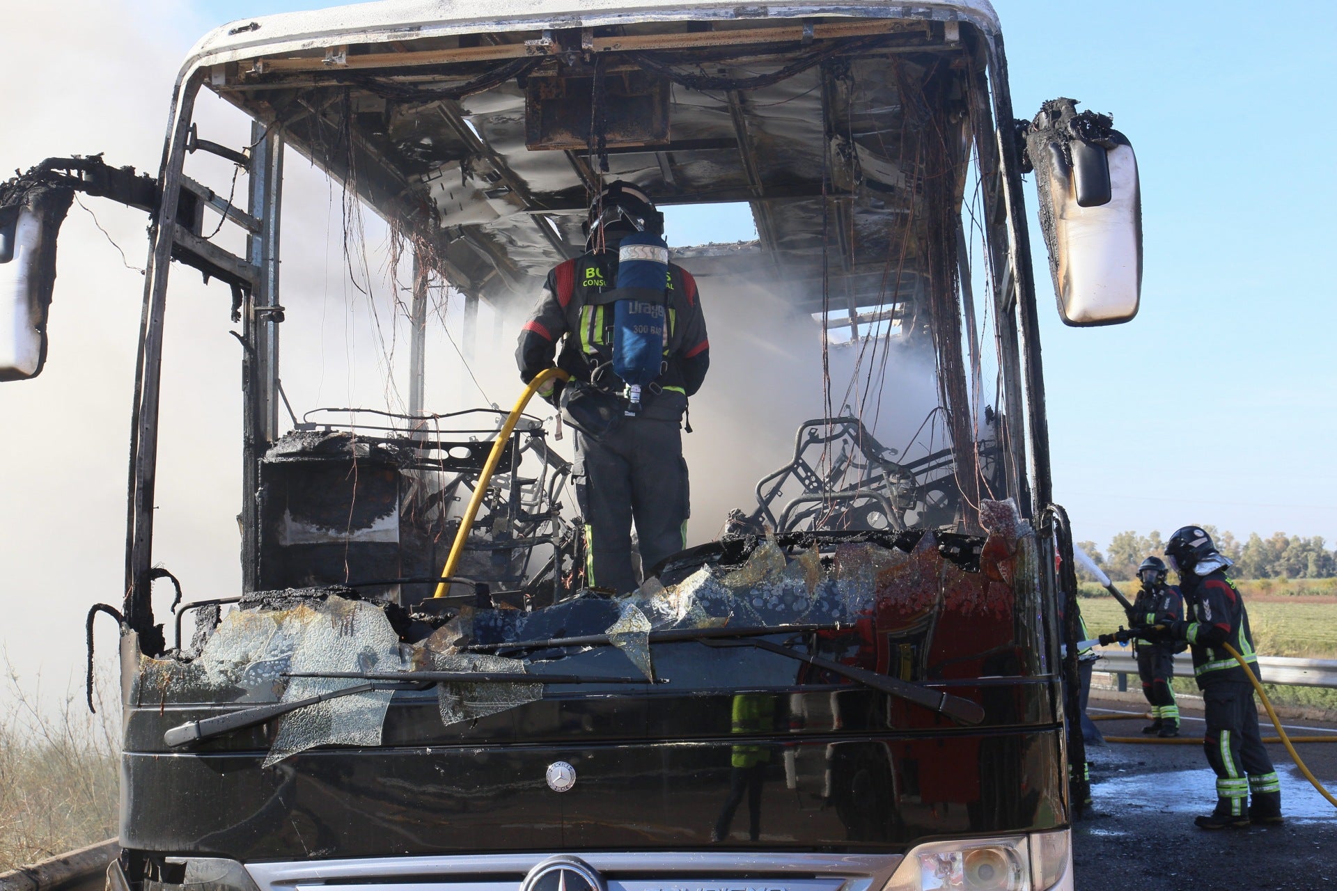 Así ha quedado el autobús que ha ardido en la A-5 cerca de Mérida