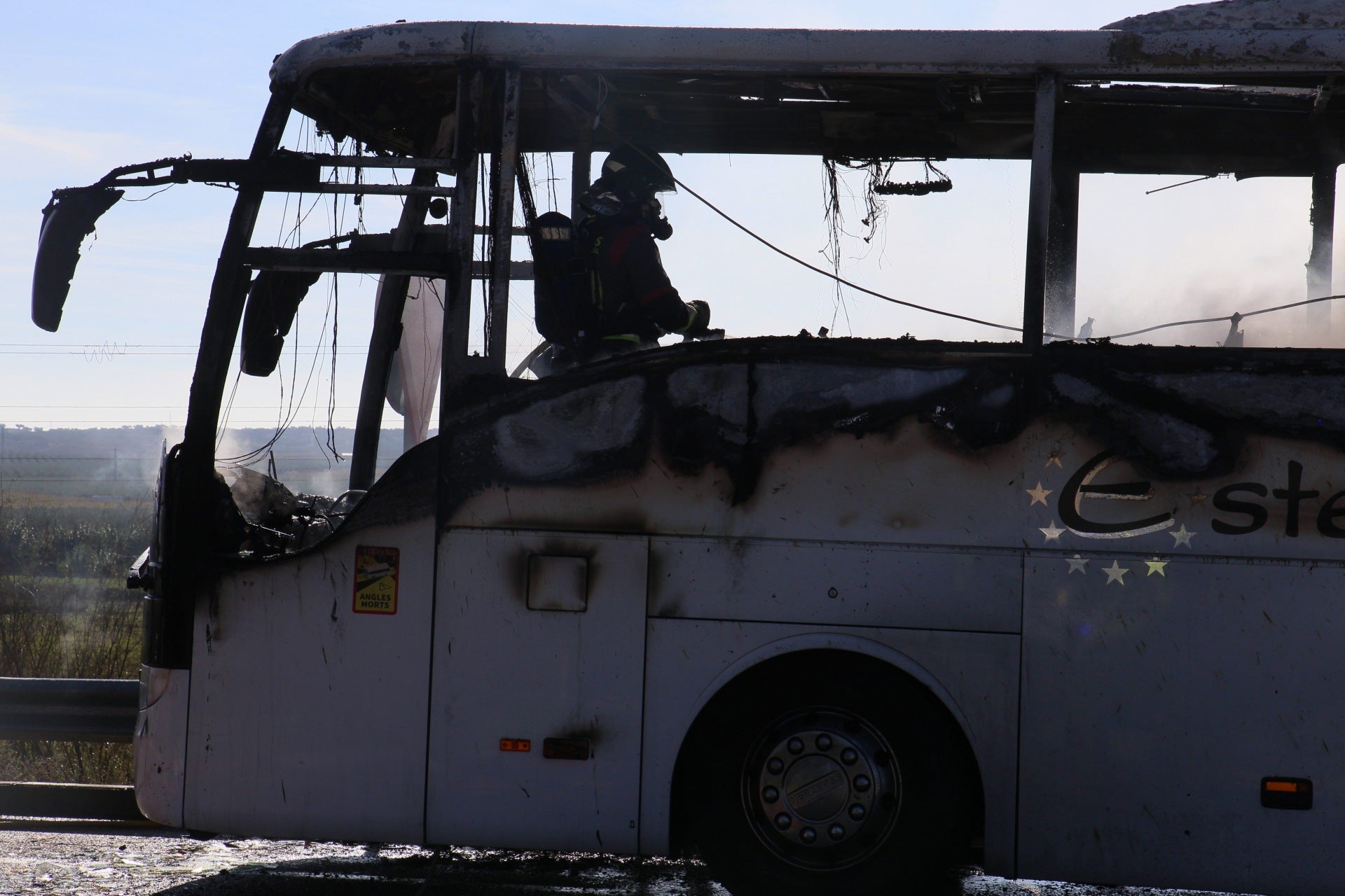 Así ha quedado el autobús que ha ardido en la A-5 cerca de Mérida