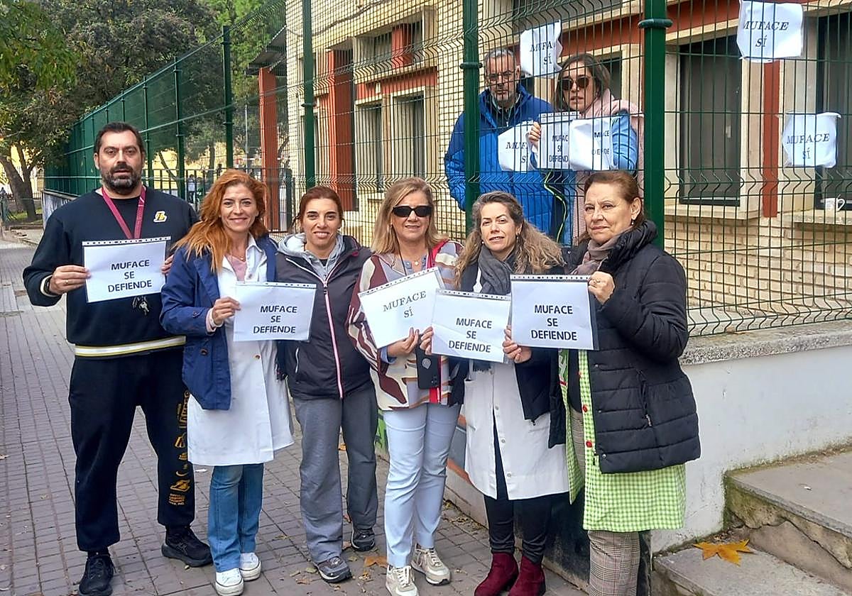 Docentes manifestados a las puertas de los centros educativos.