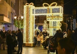 Extremadura da la bienvenida a la época navideña con luces, mercados y dragones