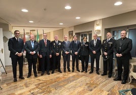 Representantes de la Cofradía de la Montaña y la Policía Nacional posan con el alcalde y otras autoridades antes del acto.