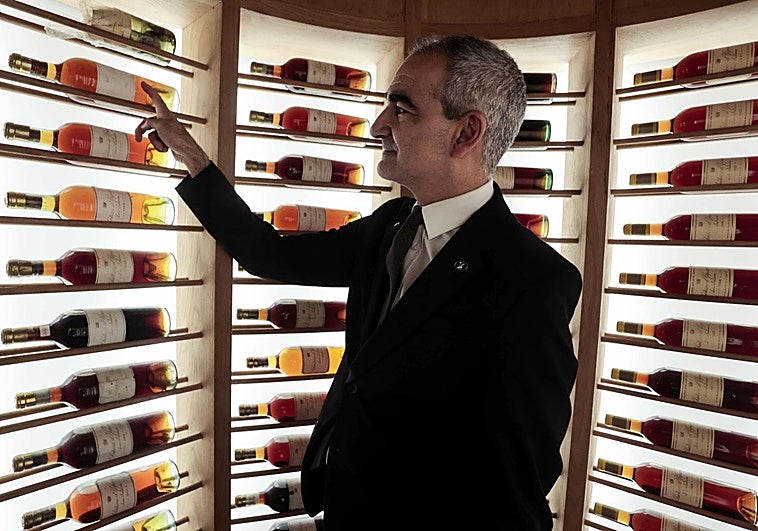 José Luis Paniagua, sumiller jefe de Atrio, en el interior de la bodega del restaurante.