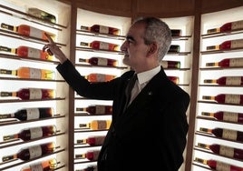 José Luis Paniagua, sumiller jefe de Atrio, en el interior de la bodega del restaurante.