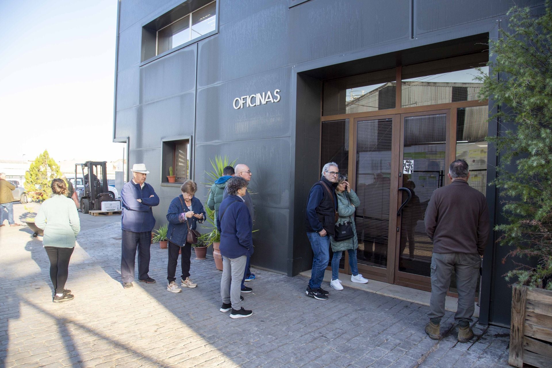 Fotos | Colas en la cooperativa de San Serván para comprar aceite más barato