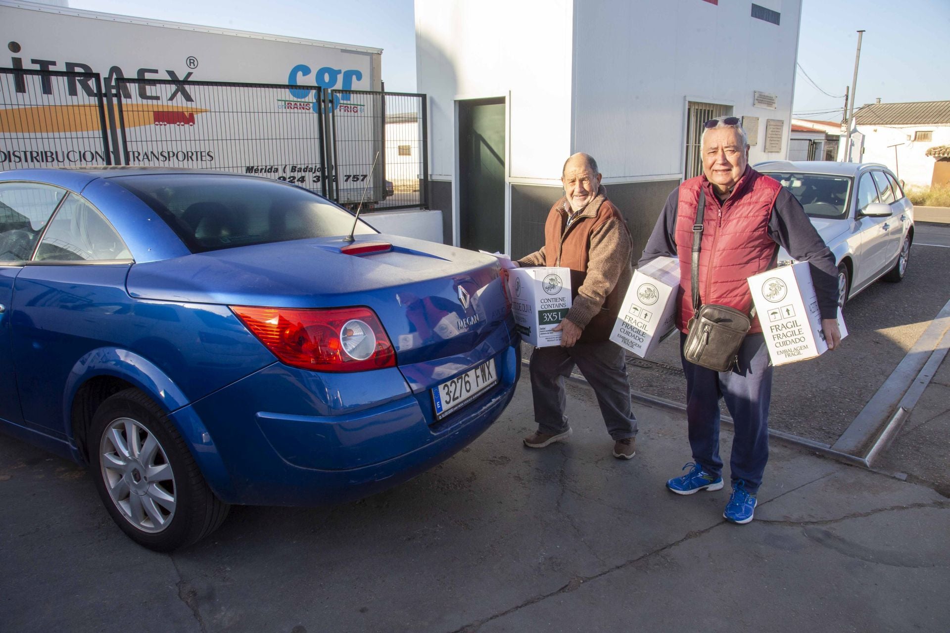 Fotos | Colas en la cooperativa de San Serván para comprar aceite más barato