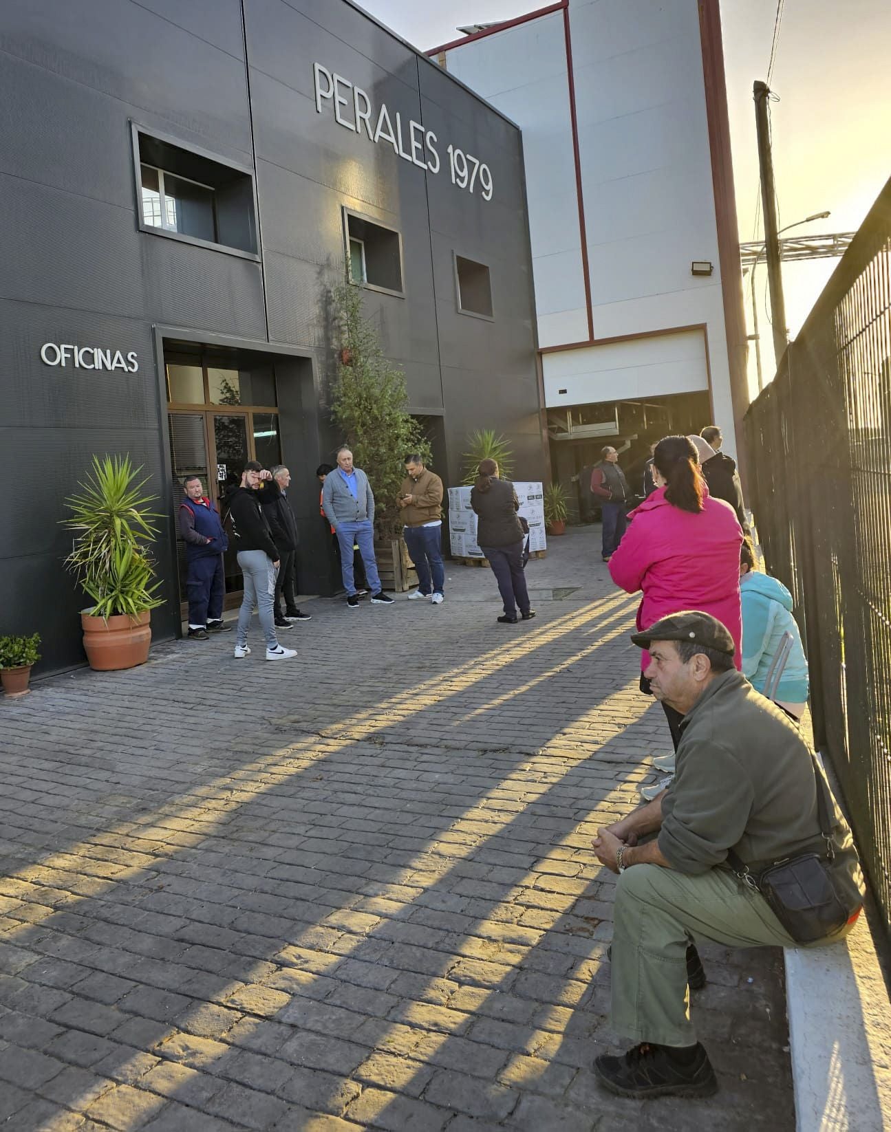 Fotos | Colas en la cooperativa de San Serván para comprar aceite más barato