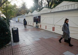 Casetas instaladas en el Paseo de Cánovas. Los artesanos tendrán que esperar hasta el día 2 para poder abrir.