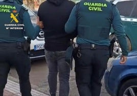 La Guardia Civil custodia al detenido hacia el coche.