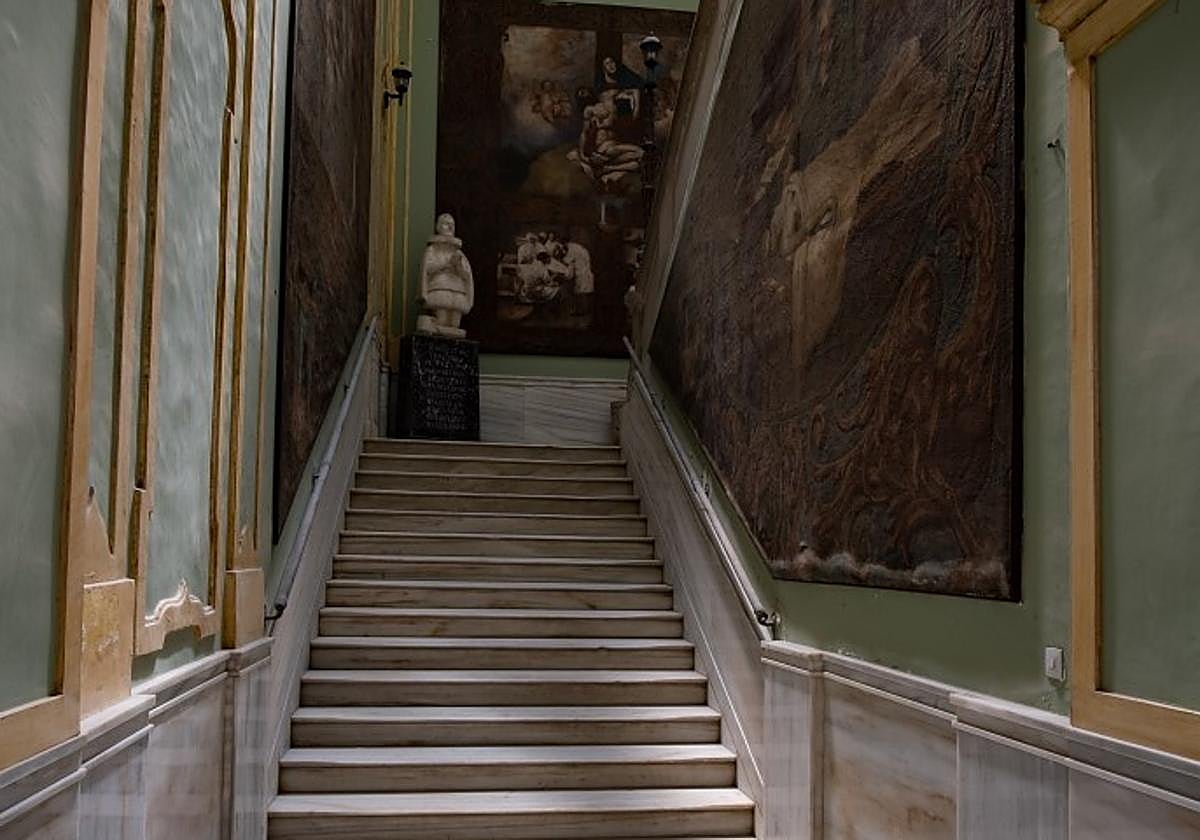 La escalera noble del antiguo Hospital Provincial.