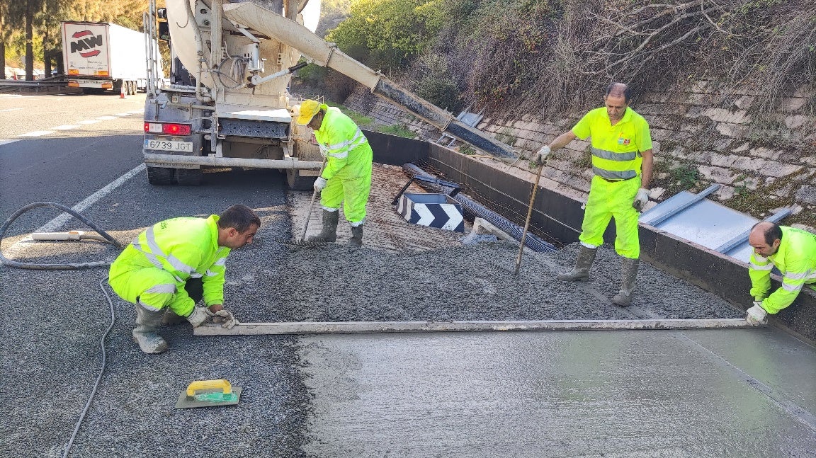 Operarios construyendo un apartadero en Jaraciejo