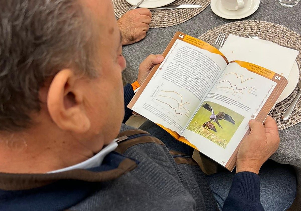 Un asistente contempla el nuevo informe.