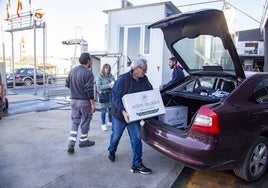 Un matrimonio se lleva varias cajas de aceite virgen extra de la cooperativa 'Nuestra Señora de Perales' de Arroyo de San Serván.