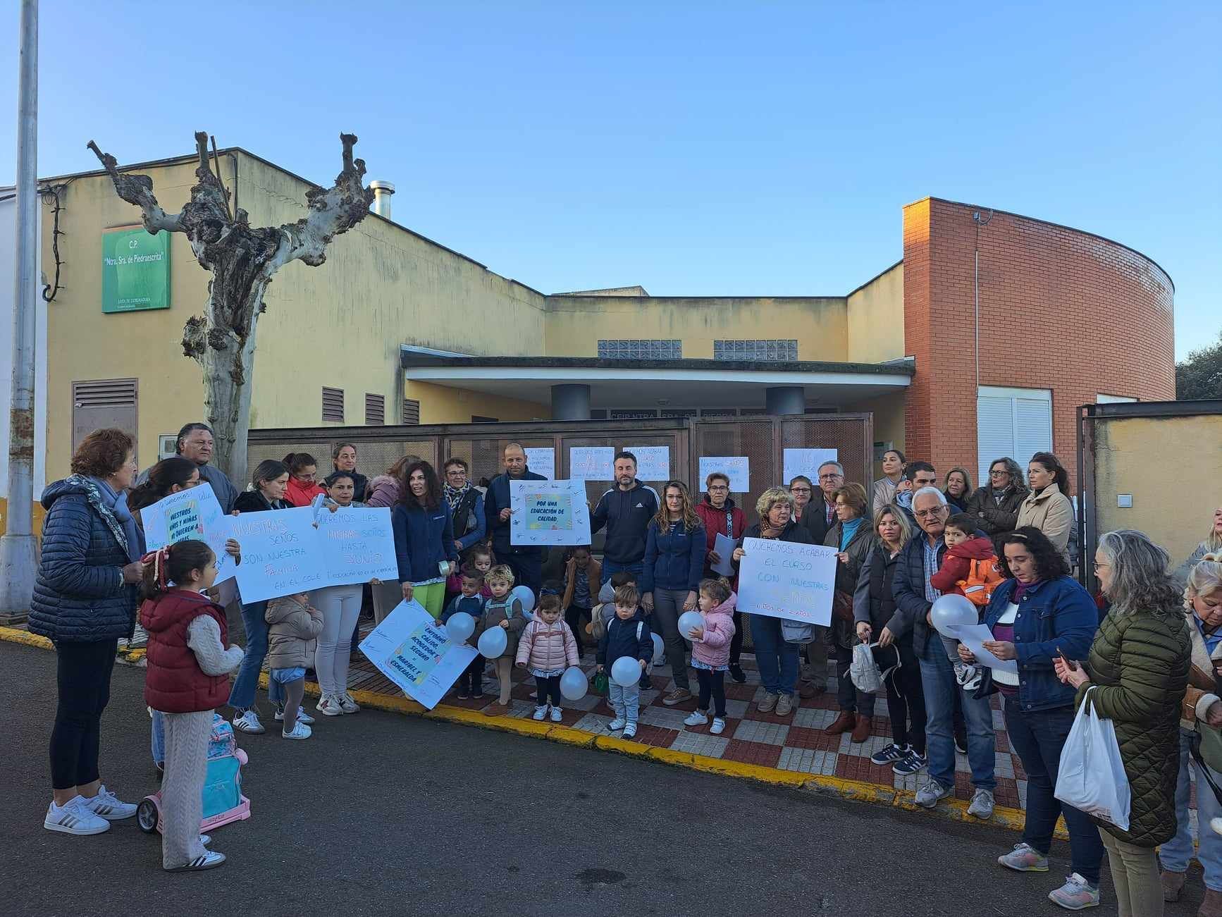 En Campanario, decenas de familias se han manifestado esta mañana de forma pacífica a las puertas del edificio de Educación Infantil del colegio Nuestra Señora de Piedraescrita 