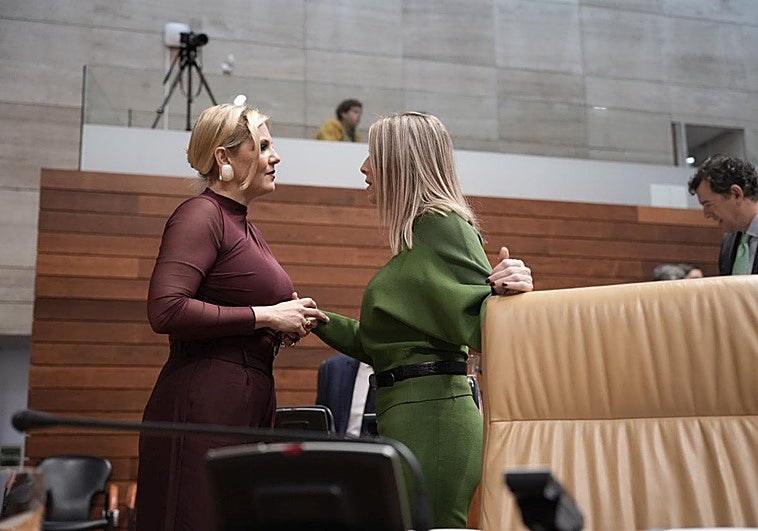 La consejera de Hacienda, Elena Manzano, con la presidenta de la Junta, María Guardiola