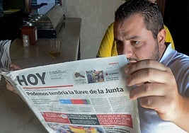 Un cliente de un bar lee el diario HOY.