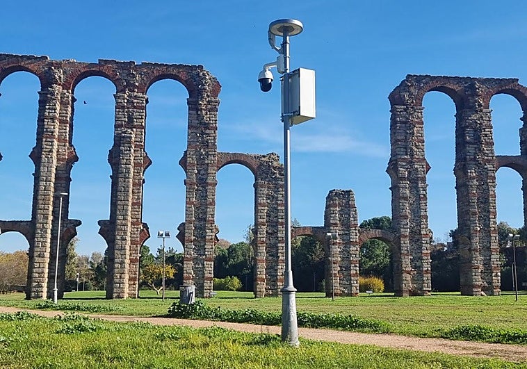 Cámara instalada en los Milagros para vigilar las agresiones al acueducto.
