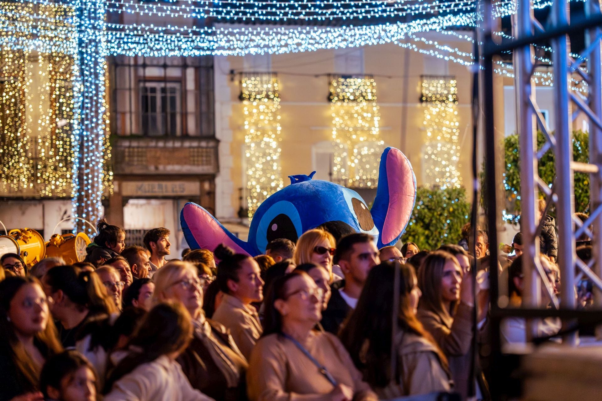 La estrella y la caja de regalo destacan en el alumbrado de Mérida