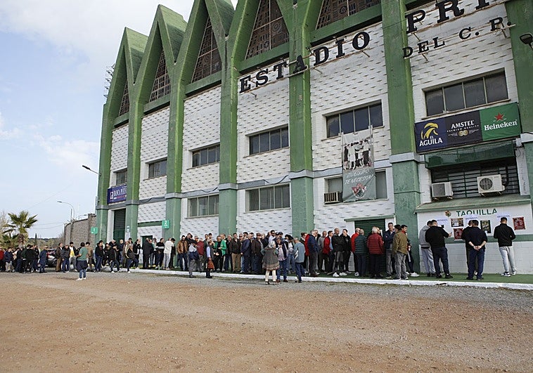 Colas de abonados a las puertas del Príncipe Felipe para retirar sus suplementos para la Copa.