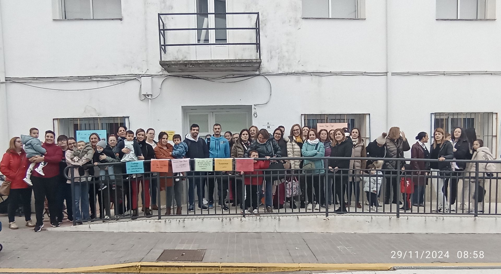 En el colegio Doctor Huertas de Alcuescar (Cáceres) también se han concentrado decenas de personas en contra del cese los TEI. 