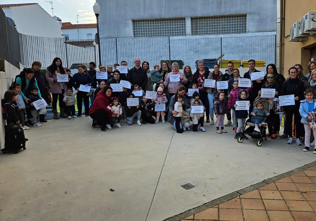 Familias y equipos docentes se manifiestan para pedir la continuidad de las TEI en los colegios