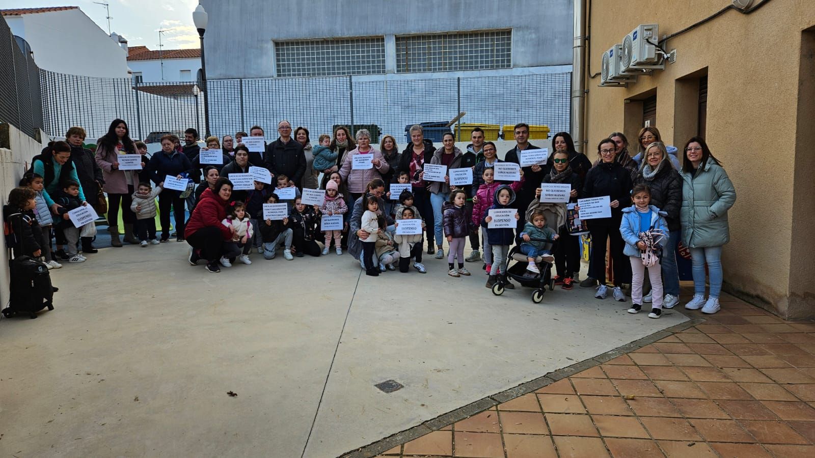 La concentración del colegio Nuestra Señora De Guadalupe, en Higuera la Real (Badajoz) ha contado con la presencia del alcalde de la localidad