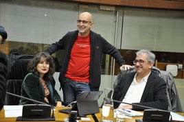 Irene de Miguel, José Antonio González y Joaquín Macías, en un momento del Pleno de la Asamblea de Extremadura.