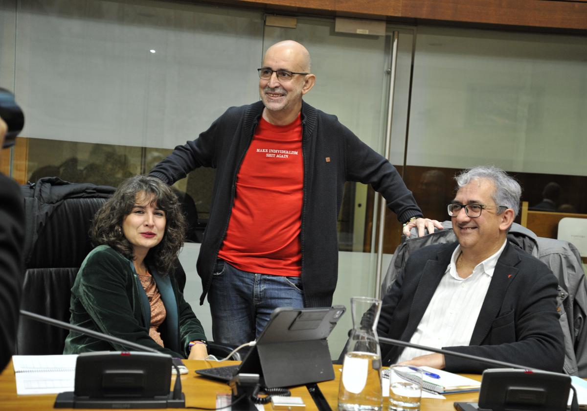 Irene de Miguel, José Antonio González y Joaquín Macías, en un momento del Pleno de la Asamblea de Extremadura.