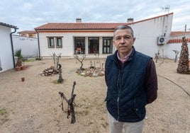 José Alberto Pardo, en el patio de su vivienda en El Batán.