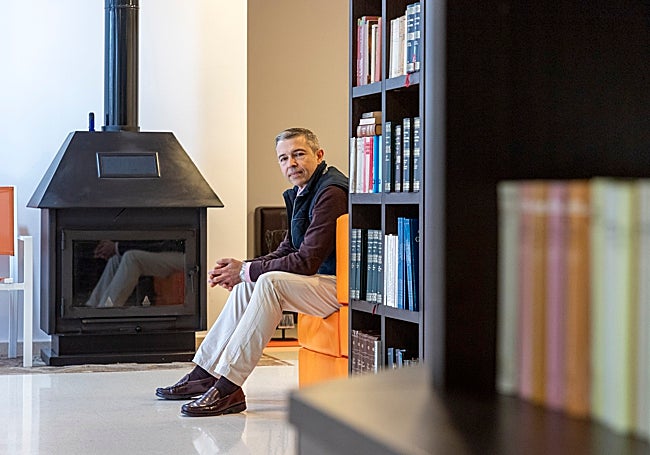 José Alberto, en el salón de la casa en la que no puede vivir.