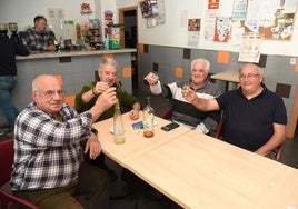 Comida de amigos en el bar del Hogar del Pensionista de Campillo de Deleitosa. A la derecha, Pedro Gómez, y a su lado, Cirilo Mateos.