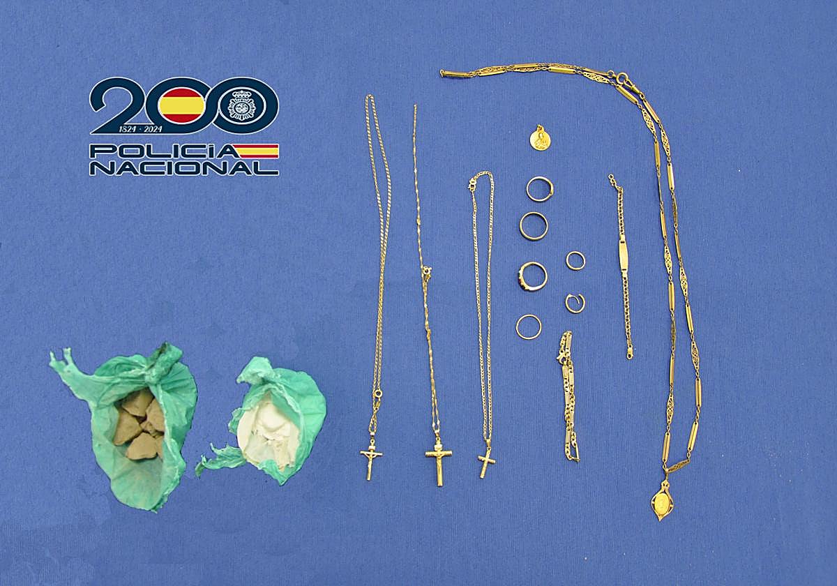 Imagen de los efectos que portaba el detenido