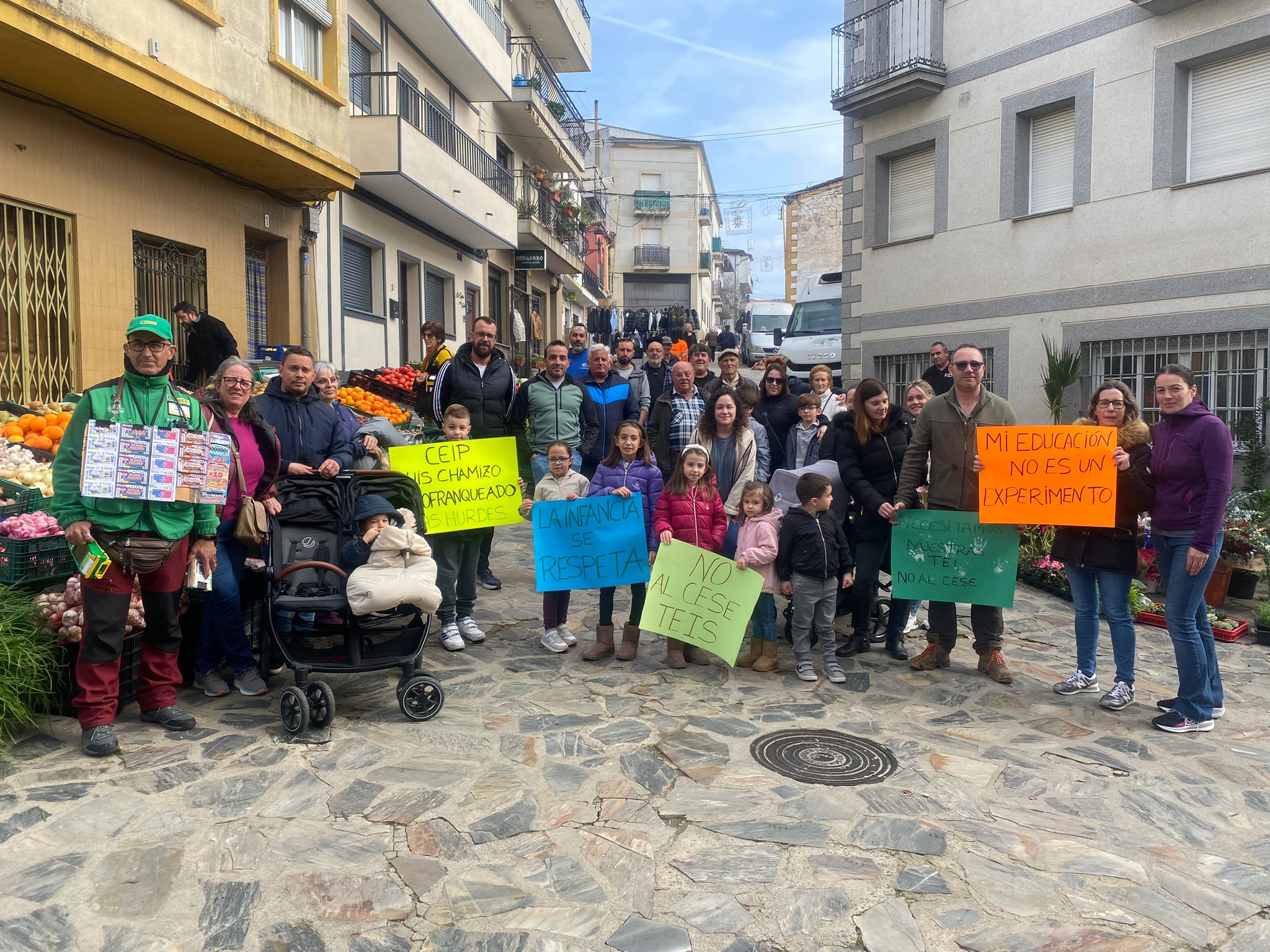 También ha habido movilización en Las Hurdes. En este caso, por el mantenimiento de los profesionales TEI en el colegio público Luis Chamizo de Pinofranqueado. 