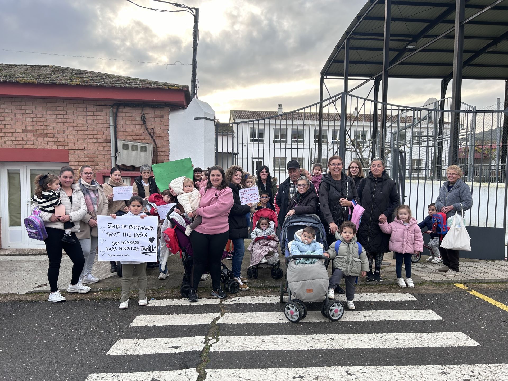 Familias concentradas a las puertas del CEIP Nuestra Señora de Chandavila, en La Codosera.