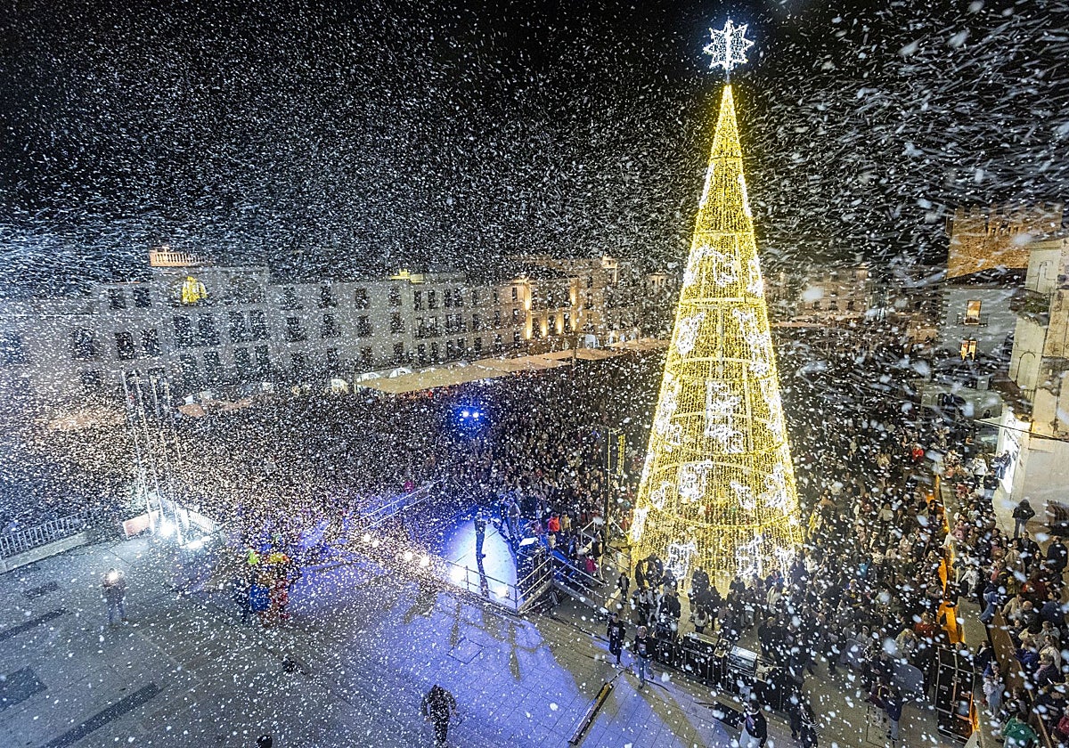 La nieve artificial le ha dado un toque invernal al encendido navideño en Cáceres.
