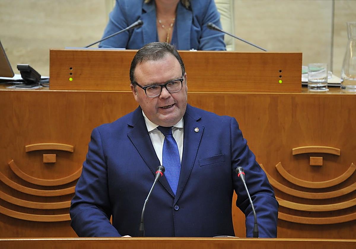 Hipólito Pacheco durante su intervención en la Asamblea de Extremadura.