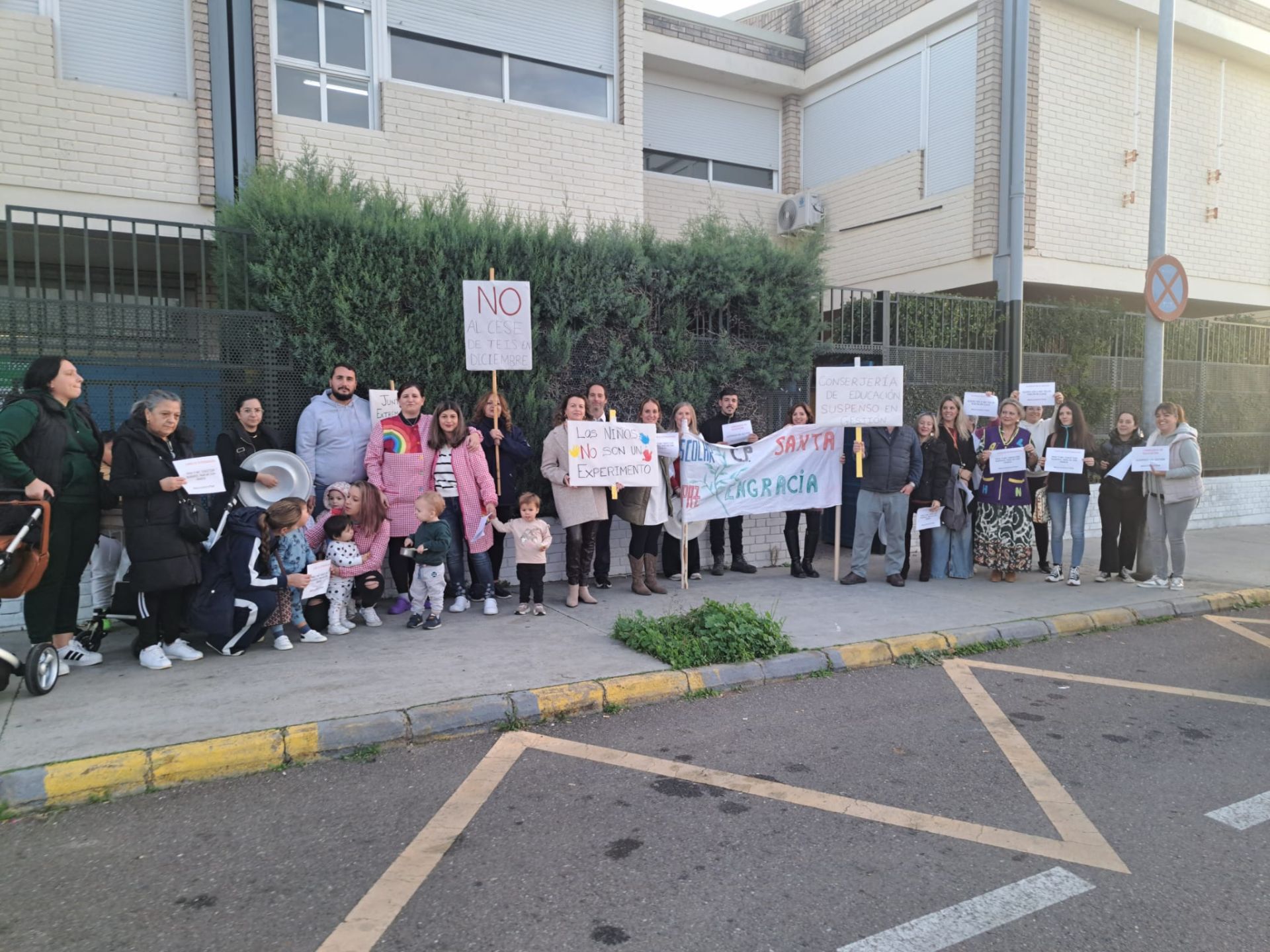 Padres y profesores en contra del cese de las TEI el Colegio Santa Engracia de Badajoz