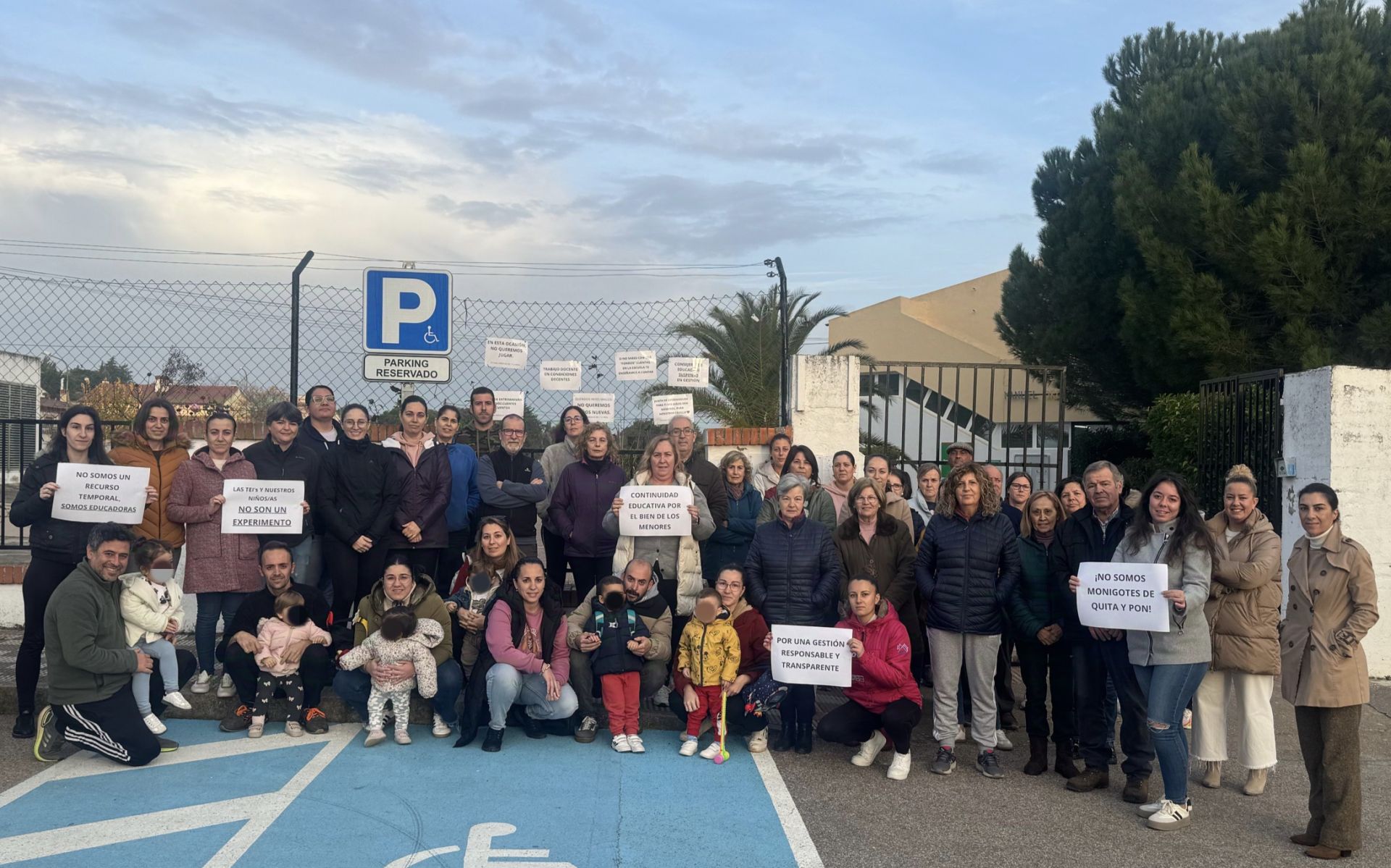 Concentración en el CEIP Manuel Ordóñez Maestro, en Valdecaballeros (Badajoz)