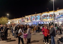 Público ayer en el encendido de las fachadas de Montealto.