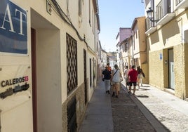 Imagen de la calle Caleros, en Cáceres, donde abundan los apartamentos turísticos.