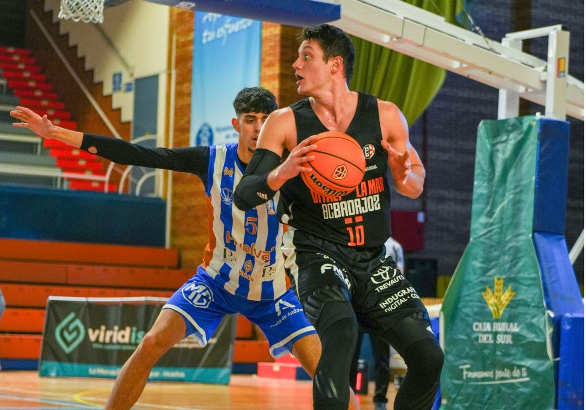 David Sainsbury en el choque ante el Huelva Comercio.