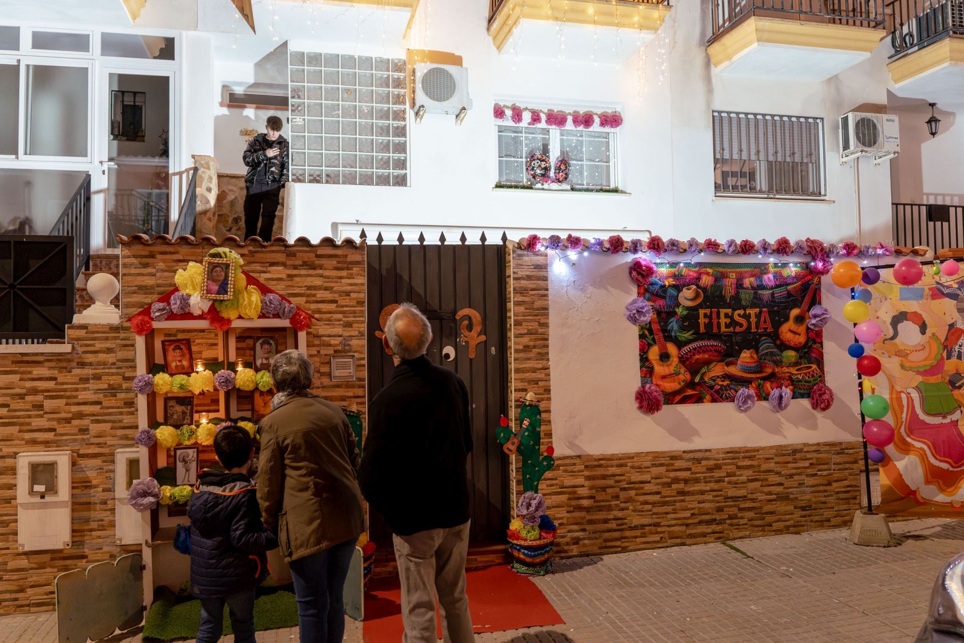 La decoración navideña de las fachadas de Montealto atrae miles de miradas