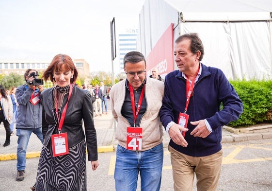 Ana Fernández, con Miguel Ángel Gallardo y Guillermo Fernández Vara en el Congreso de Sevilla.