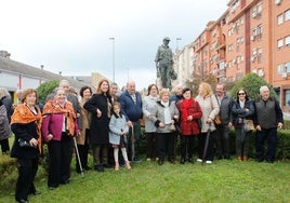 Entrega floral en la estatua del minero de Aldea Moret en recuerdo del pasado industrial de Cáceres.