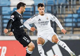 Liberto Beltrán intentando frenar a un jugador del Real Madrid Castilla.